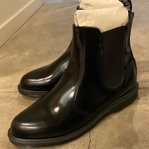 NWT Dr. Martens Flora Chelsea boots